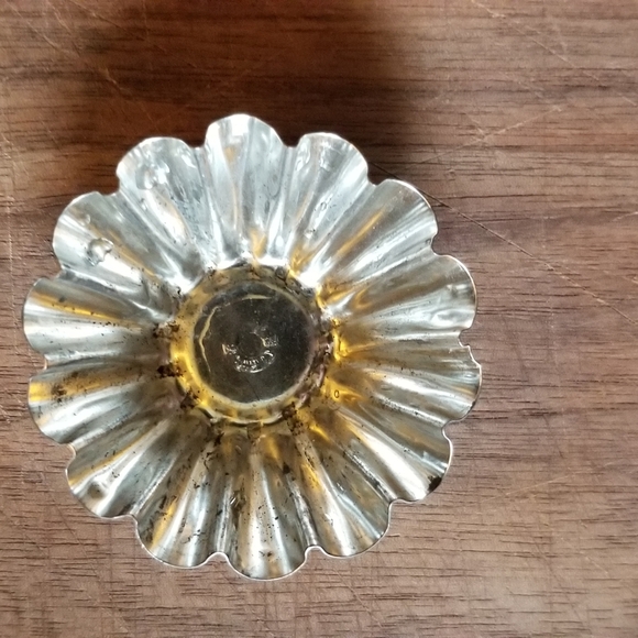 Vintage mini fluted tins, Sweden - Picture 3 of 7